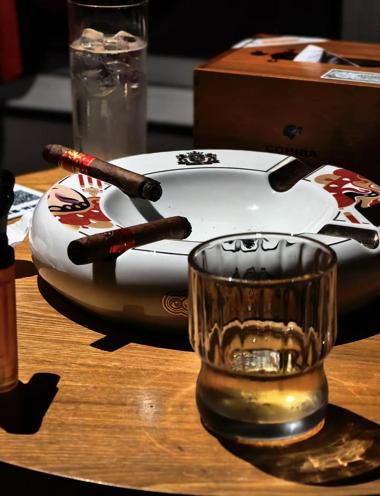 褪去白日疲惫，于夜色中点一支雪茄，慢品人间，静度余生