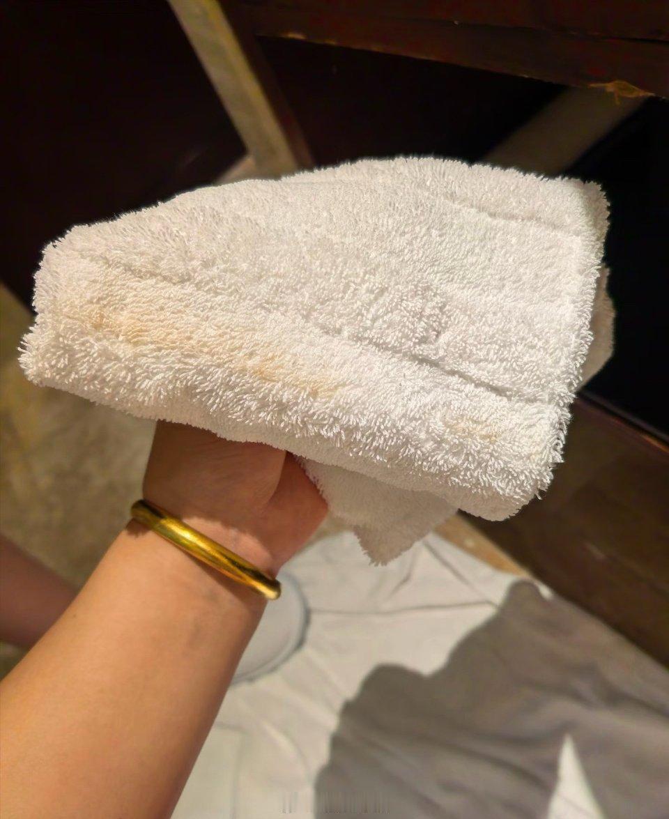 住酒店带不带毛巾？看完才知道，真不是矫情
 
很多人觉得住酒店用公用毛巾很正常，