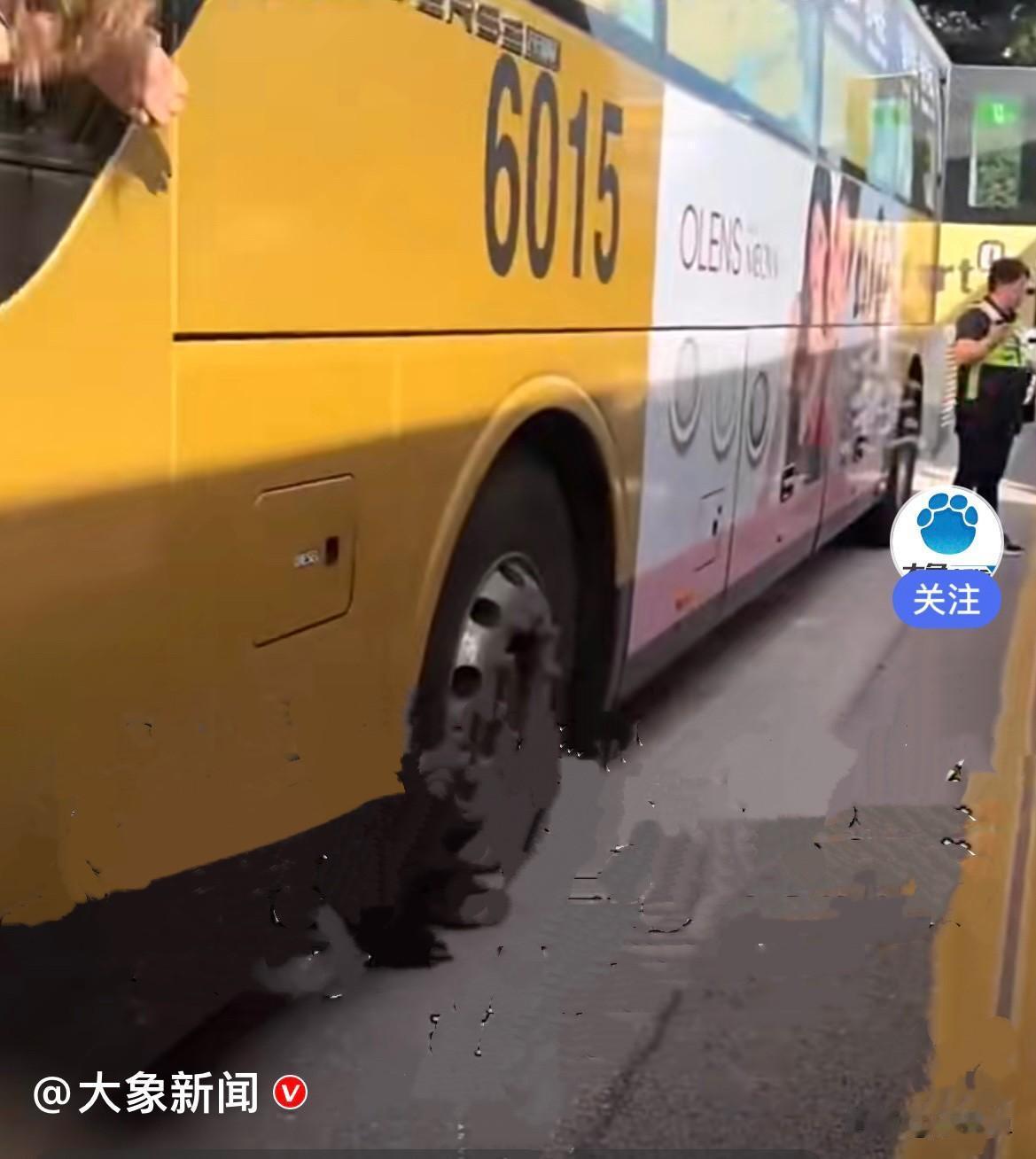 近日，韩国首尔去往仁川机场的高速上，一辆机场大巴正在高速正常行驶，谁料开车的韩国