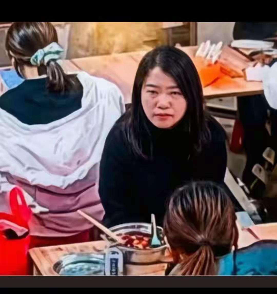 【睚眦必报，内心极为阴暗，可恶】这件事确实让人非常气愤，黑衣女子的行为已经超出了