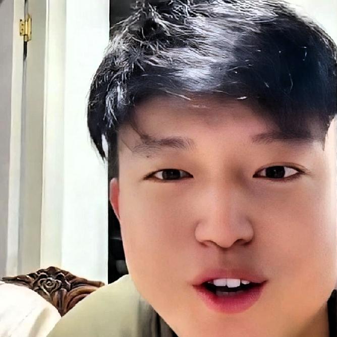 六叔来小松工地干活，是经过小松老丈人和爸爸秋秋商量决定的，因为六叔跟丈母娘说要来