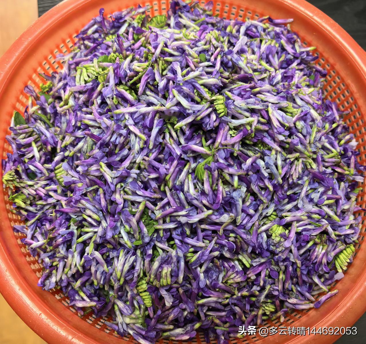 有吃过这个蒸菜的吗？没想到味道还真不错。我们这里把它叫捞豆花吧，就是小区空地上野