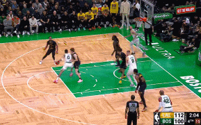 里夫斯第32分，为湖人锁定胜利！
北京时间2月2日，湖人与凯尔特人的比赛进行至末