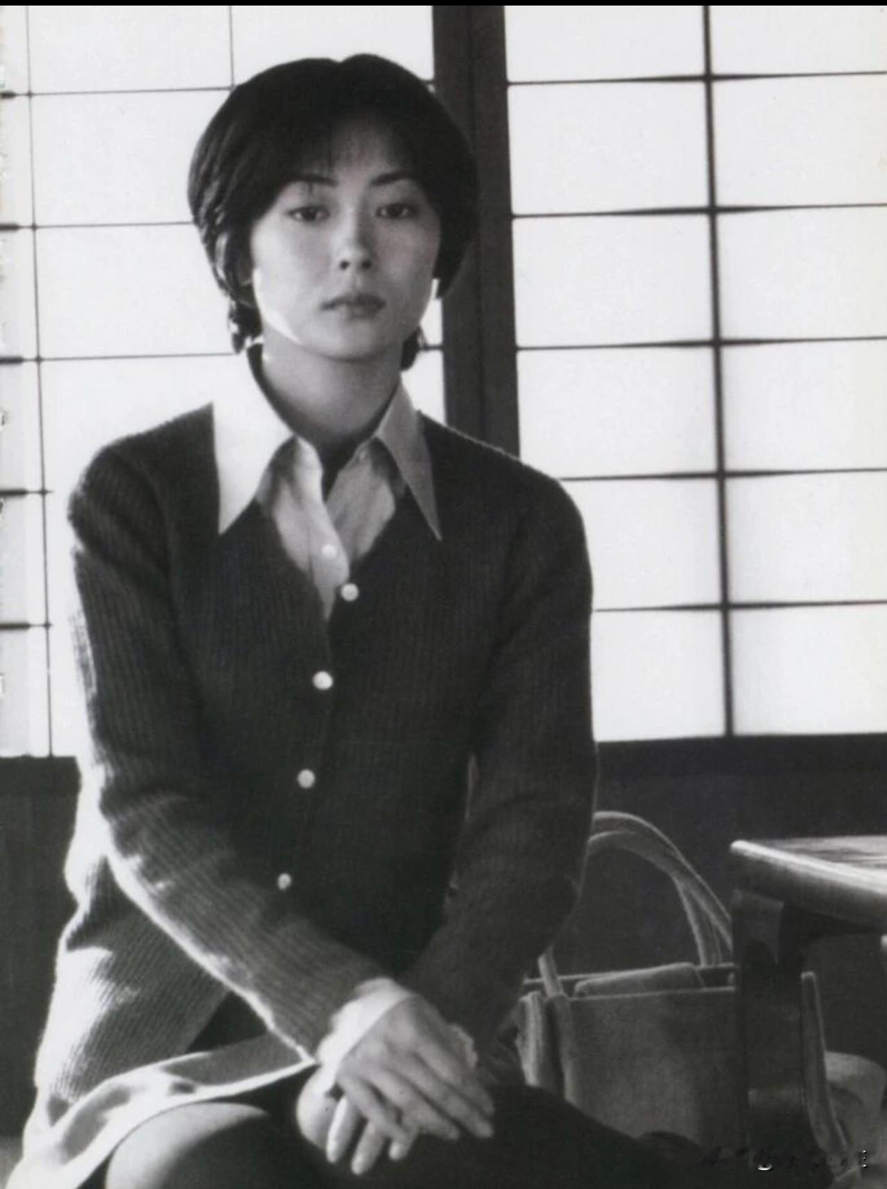认识她的算是上了年纪哦，年轻人肯定不认识！

她是中山美穗， 这是1995年拍的