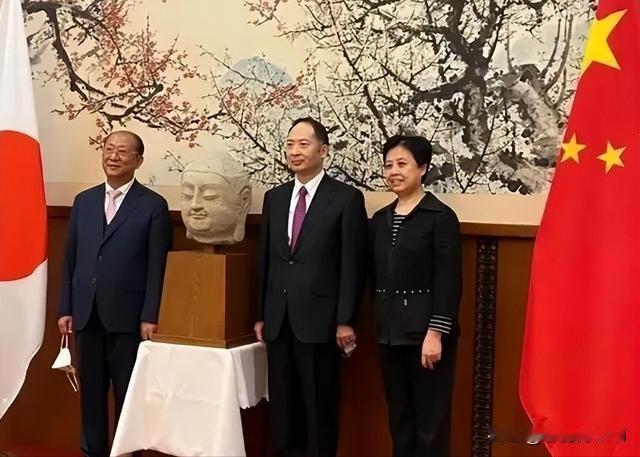 正视侵略历史，归还掠夺文物
 
6月21日，日本有志之士组成的中国文物返还运动推