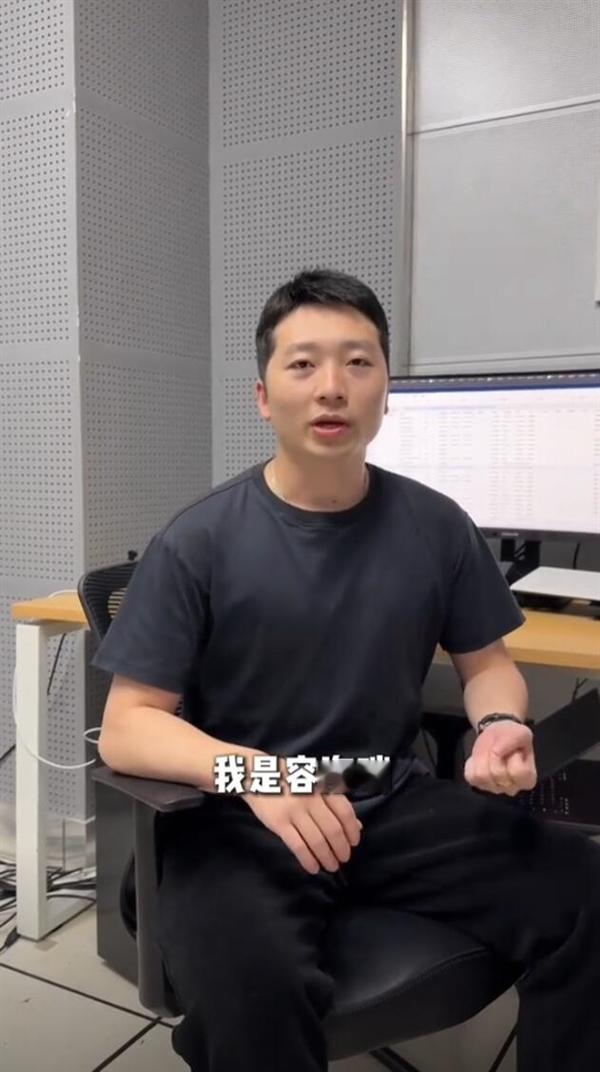 【大学生用AI把家乡拖鞋卖到海外：营收超300万元】据媒体报道，00后大学生容海