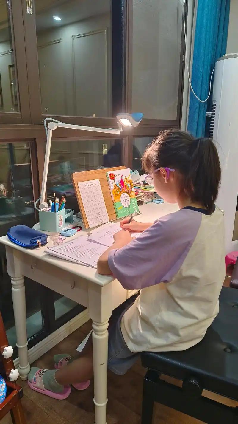 我认为完全取消暑假作业，孩子未必过得更好。真正优质的假期，从来不是彻底放纵，而是