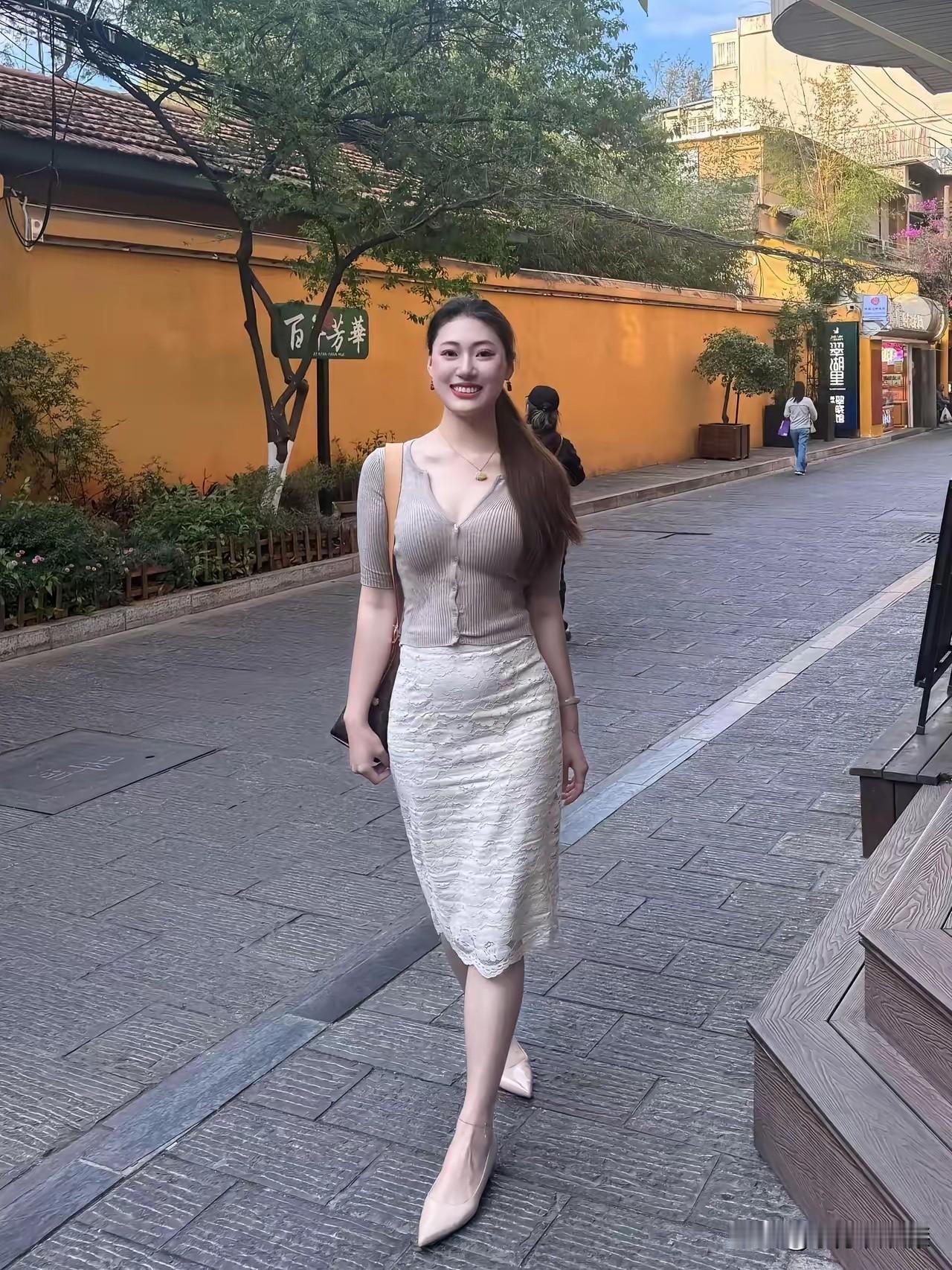 星探在哪里？
必须捧她成为大明星！
再次也能成为头部网红！