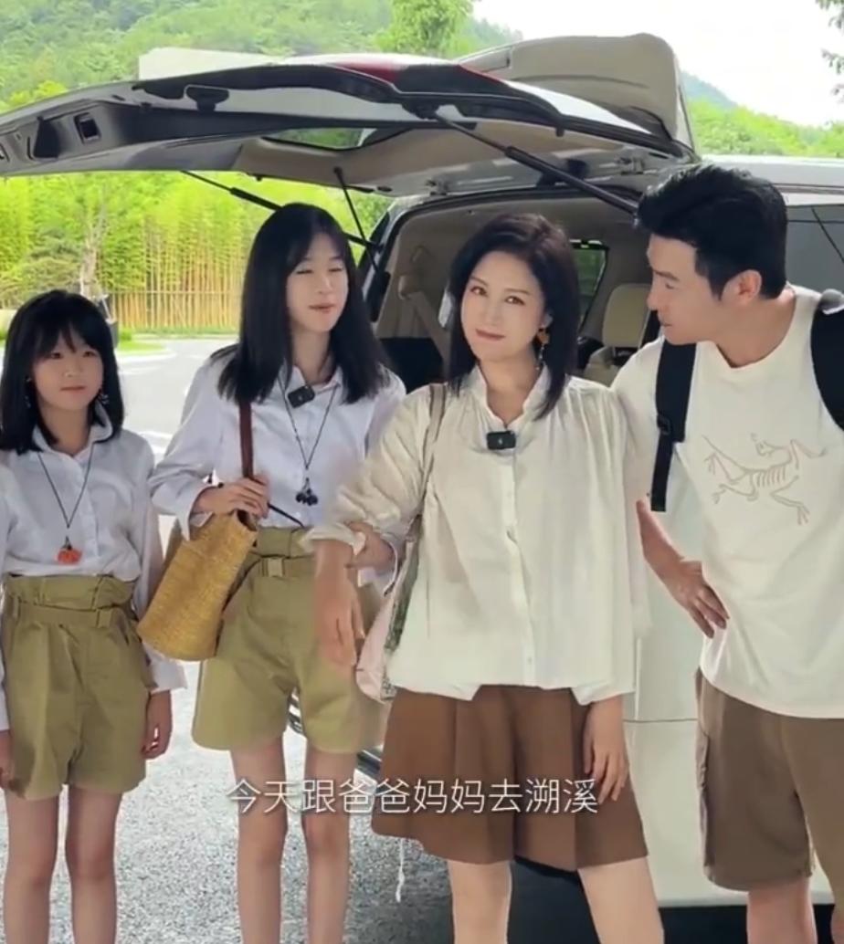 陆毅一家四口开心溯溪，不过摆拍痕迹略重，工作人员全程掌镜也辛苦的。