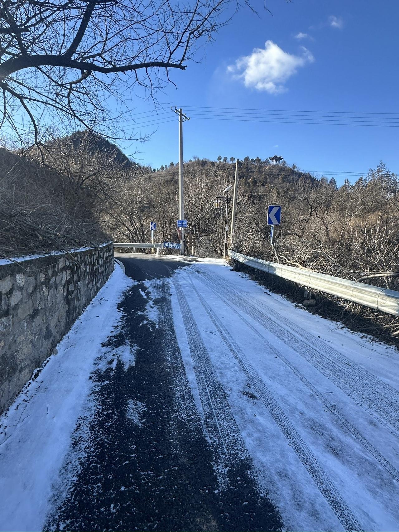 雪后山景翻山越岭