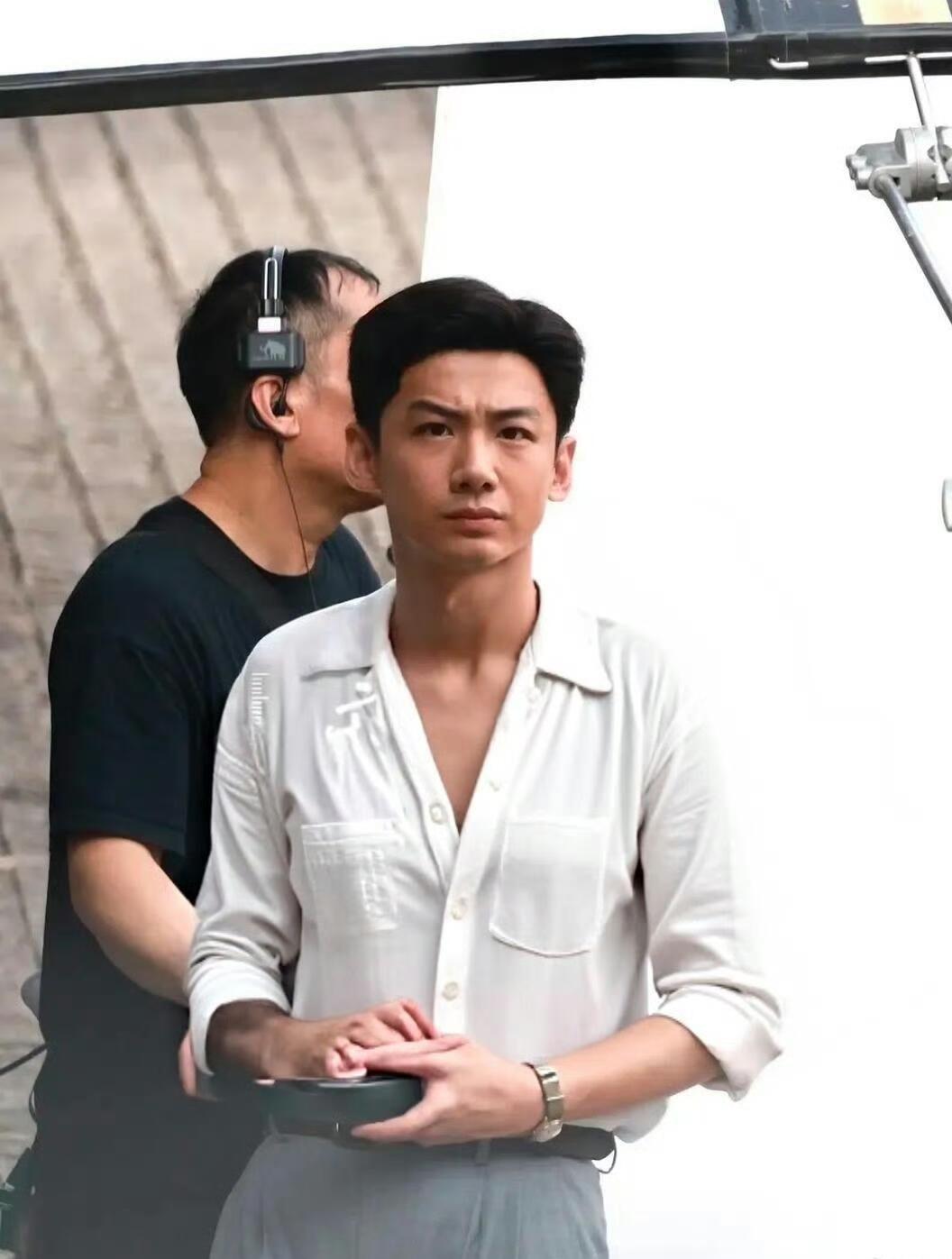 啊哈？内娱现在都集体放弃颜值管理了吗？怎么白敬亭生图路透也这样了，皮肤黑黑的，也