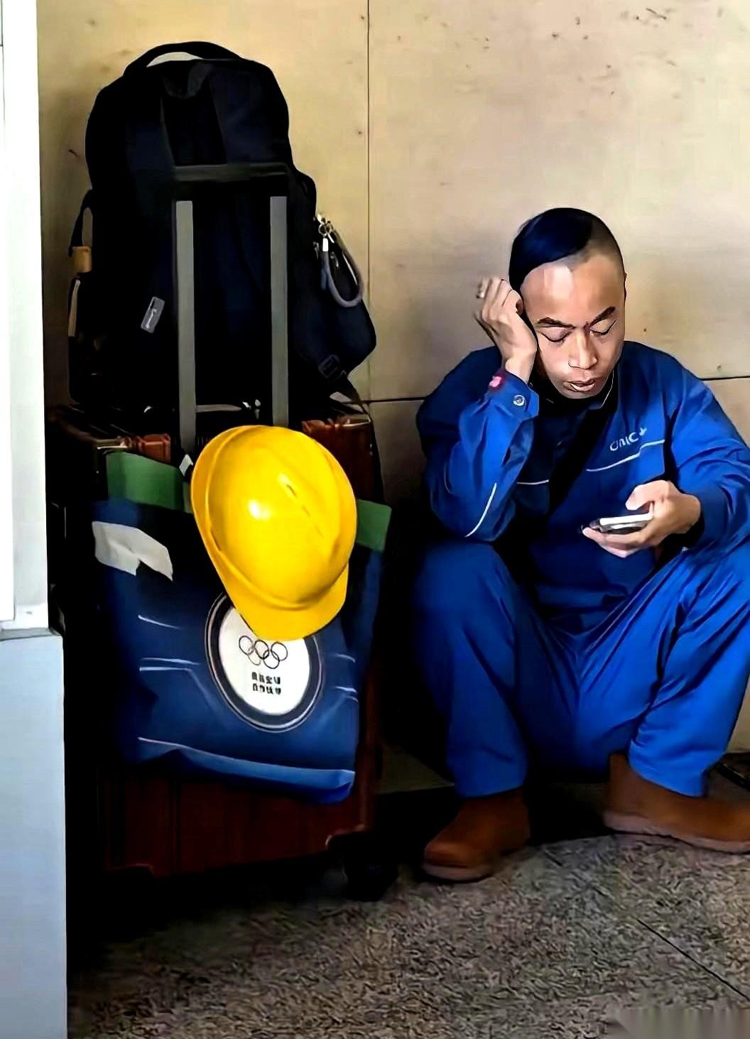 你知道最扎心的是什么吗？
一个男人，现在在家里，会拎起一桶冰凉的水，从自己脑袋上