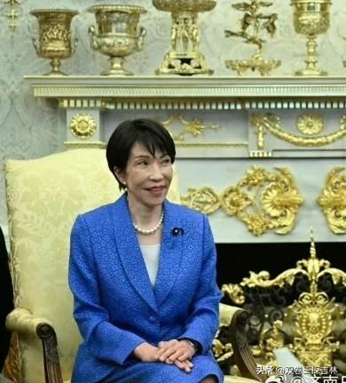 鬼精鬼精的，形容高市早苗不为过。
她谄媚美国拿出低在尘埃里的姿态，无非是想从特朗