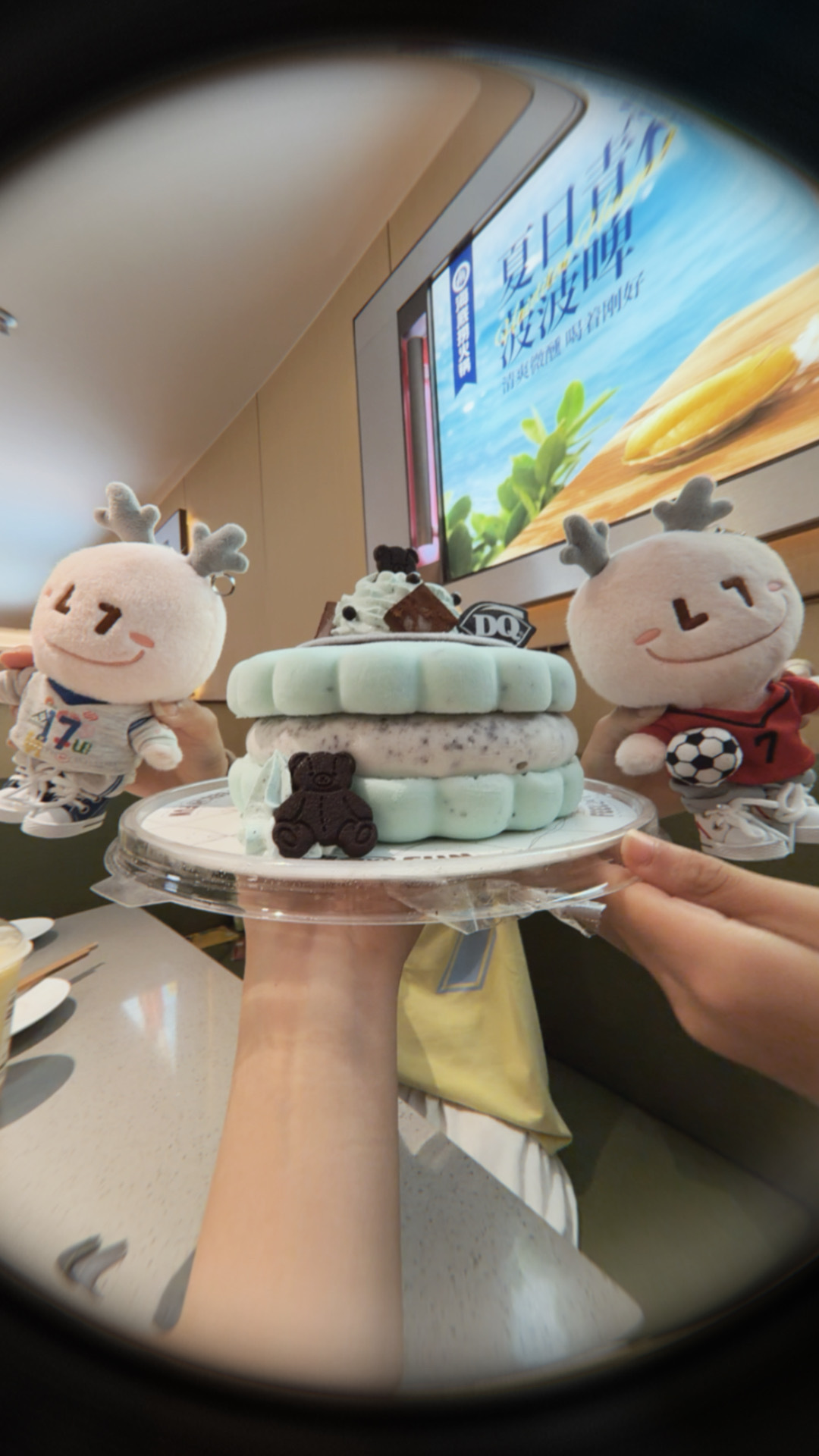严肃拍照中 