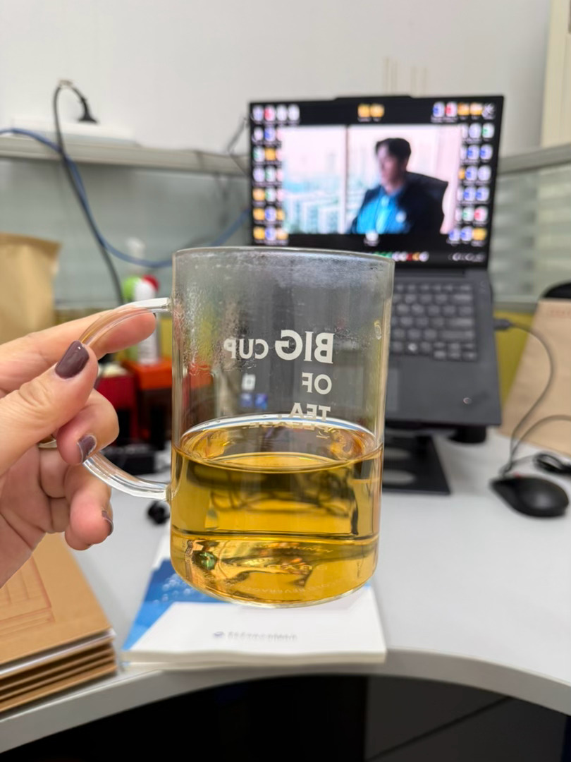 老公得了一款云南的千年古茶树的茶叶我也喝不出来什么茶，真香，真好喝[哈哈]两大包