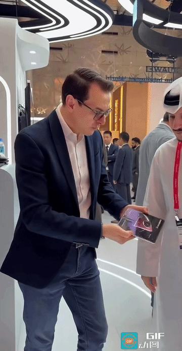 昂撒：我有双折叠手机

骆驼王爷：我有三折叠手机！

头顶一块布：我还有折叠电脑