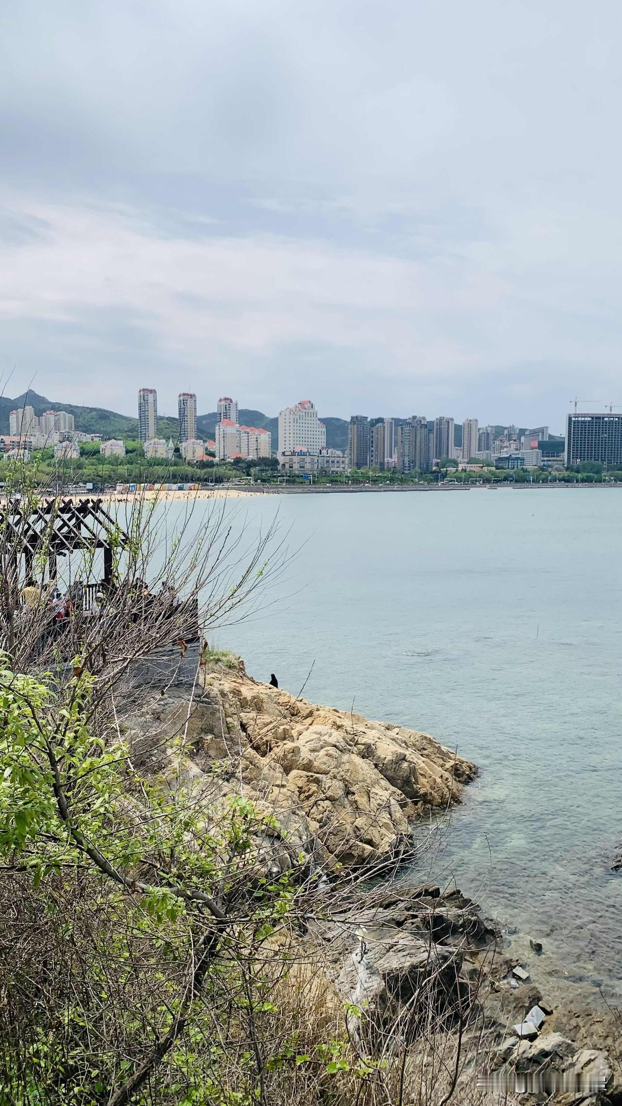 烟台莱山
打卡海滨栈道，俯瞰碧海潮生，尽享海风拂面！🌊📸