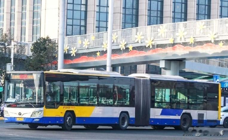 从首钢到玉泉路的接驳车官方名称为玉泉路地铁接驳临时专线，也被称为玉泉路地铁接驳临