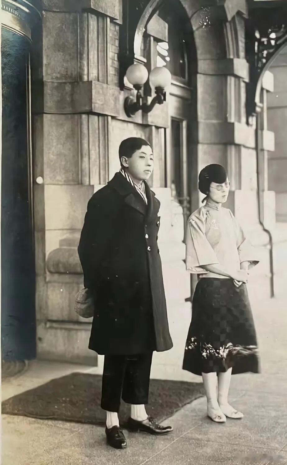 1927年，张学良与夫人于凤至在天津的一张合影，当时的张学良才年仅27岁，但是已
