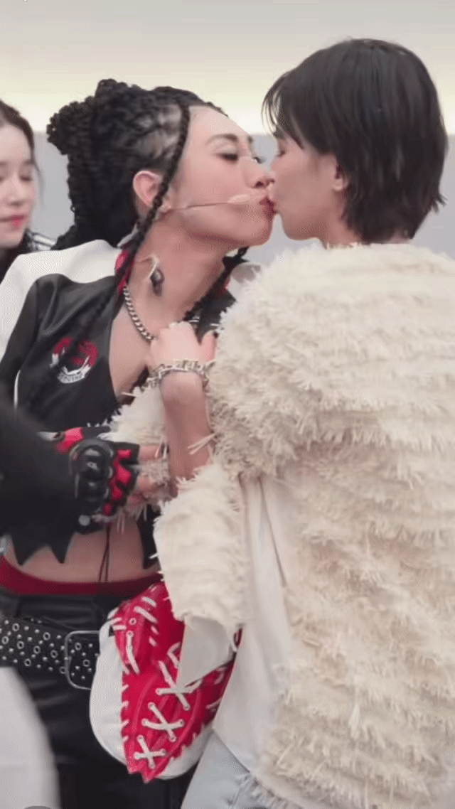 真蛋黄复婚啊啊啊啊啊啊 台上在唱亲亲，你俩在下面亲亲浪姐二公直播