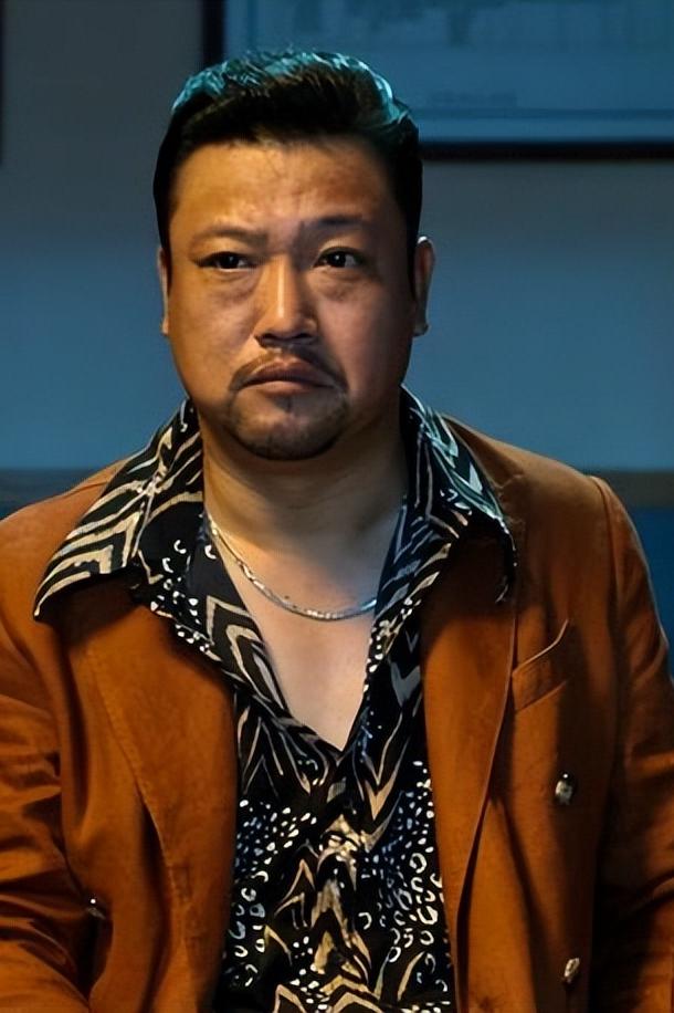 演员，贾冰，减肥了，四十五天，减肥四十五斤，小蛮腰也出来了，贾冰说，早上不吃饭，