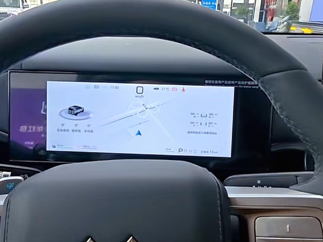 两种办法换仪表主题。
一是按方向盘右侧按键翻到仪表主题，长按滚轮两三秒，切换场景