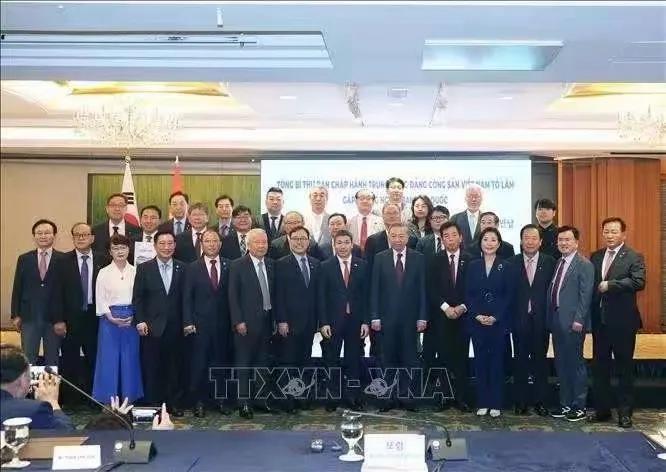 越南领导人苏林访问韩国，与韩国相关人员进行合影留念，万万没想到，合影时越南领导人