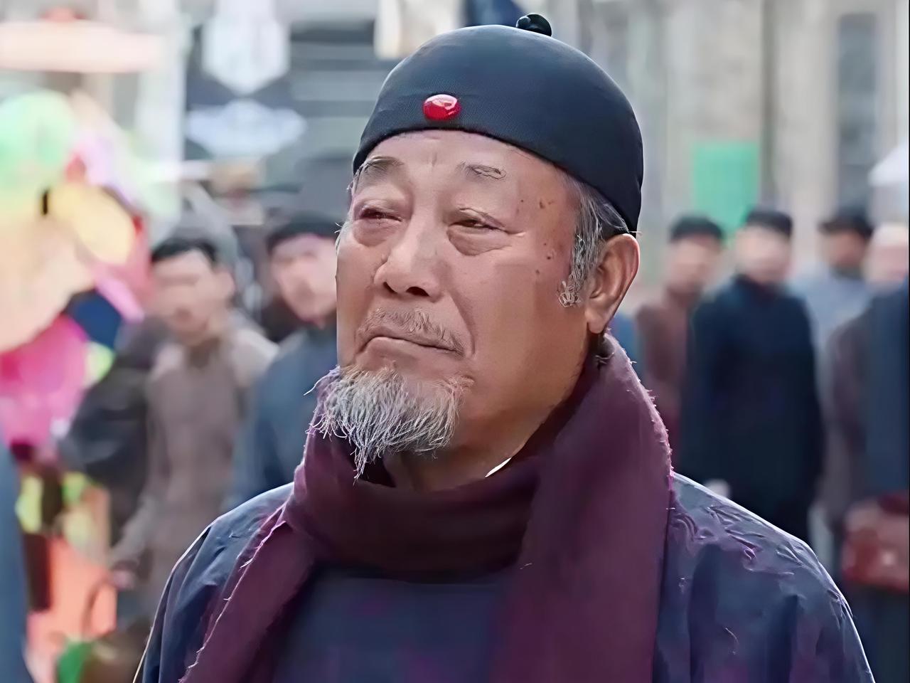 我问我爸一张电影票也不贵，咋没几个人愿意给《抓特务》走个面儿呢？我爸说：
1.《