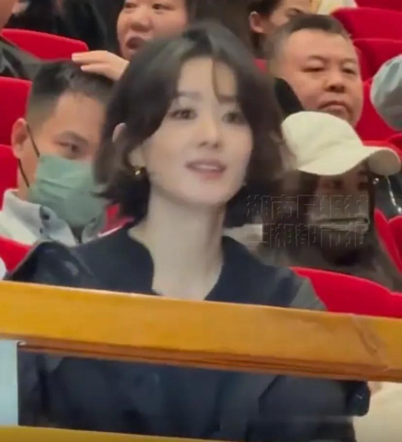 赵丽颖出席向阳花首映礼！身边的男士，统一成了这样的表情


4月4日在清明节，这