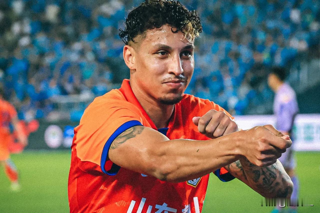 山东泰山客战成都蓉城，克雷桑是把双刃剑，不论首发还是替补，他都或成为比赛的胜负手