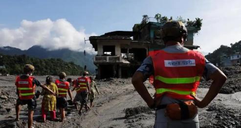 中国帮修铁路、建电站，协议签完半年总理就下台，项目立马叫停。挨了印度毒打，又拿了