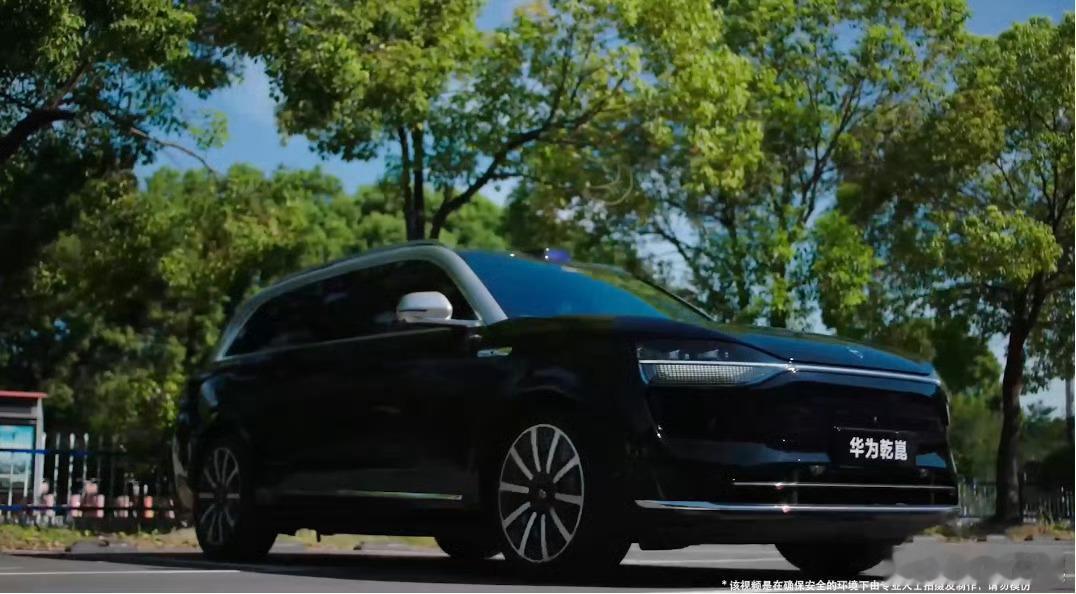 华为乾崑探索智能汽车无人区墨脱公路的建设者敢闯绝壁，华为乾崑在智能汽车无人区也敢