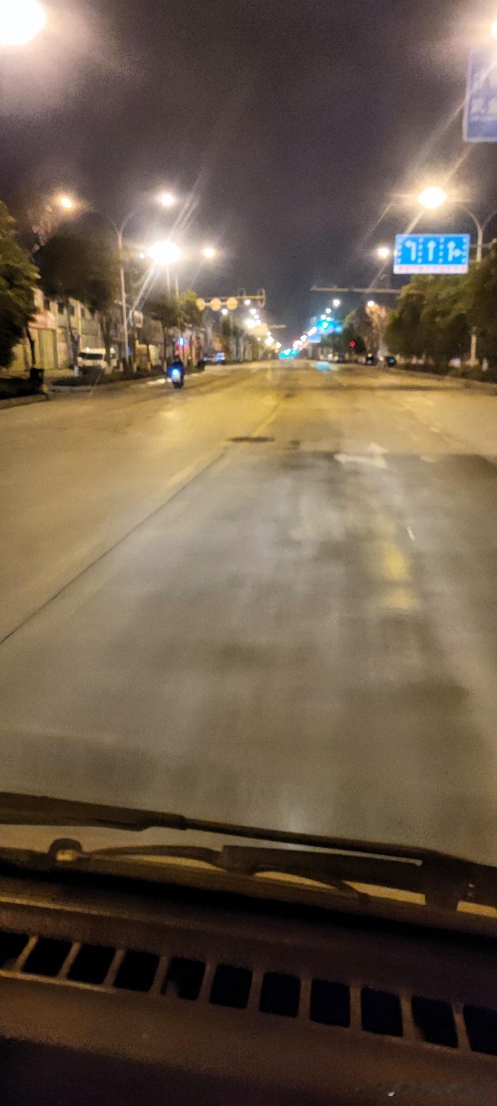 武汉的这个萝卜快跑，我天天上班路上都能看到。


晚上我下班时它在跑，早上4点我