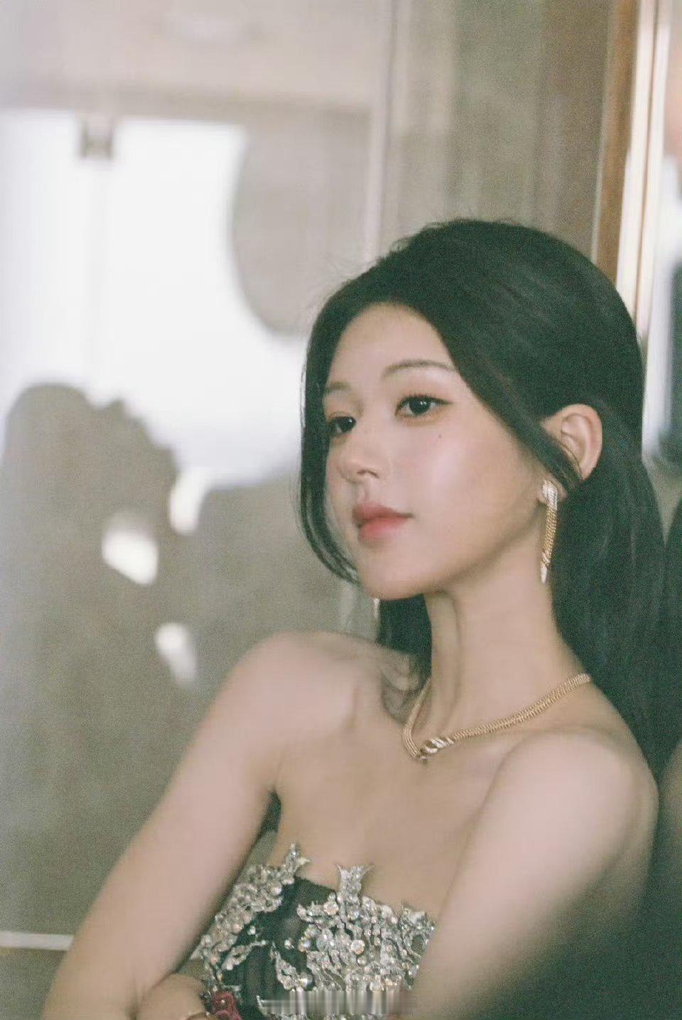 赵露思工作室最新营业照，这个侧颜 这个肩颈线条太美啦