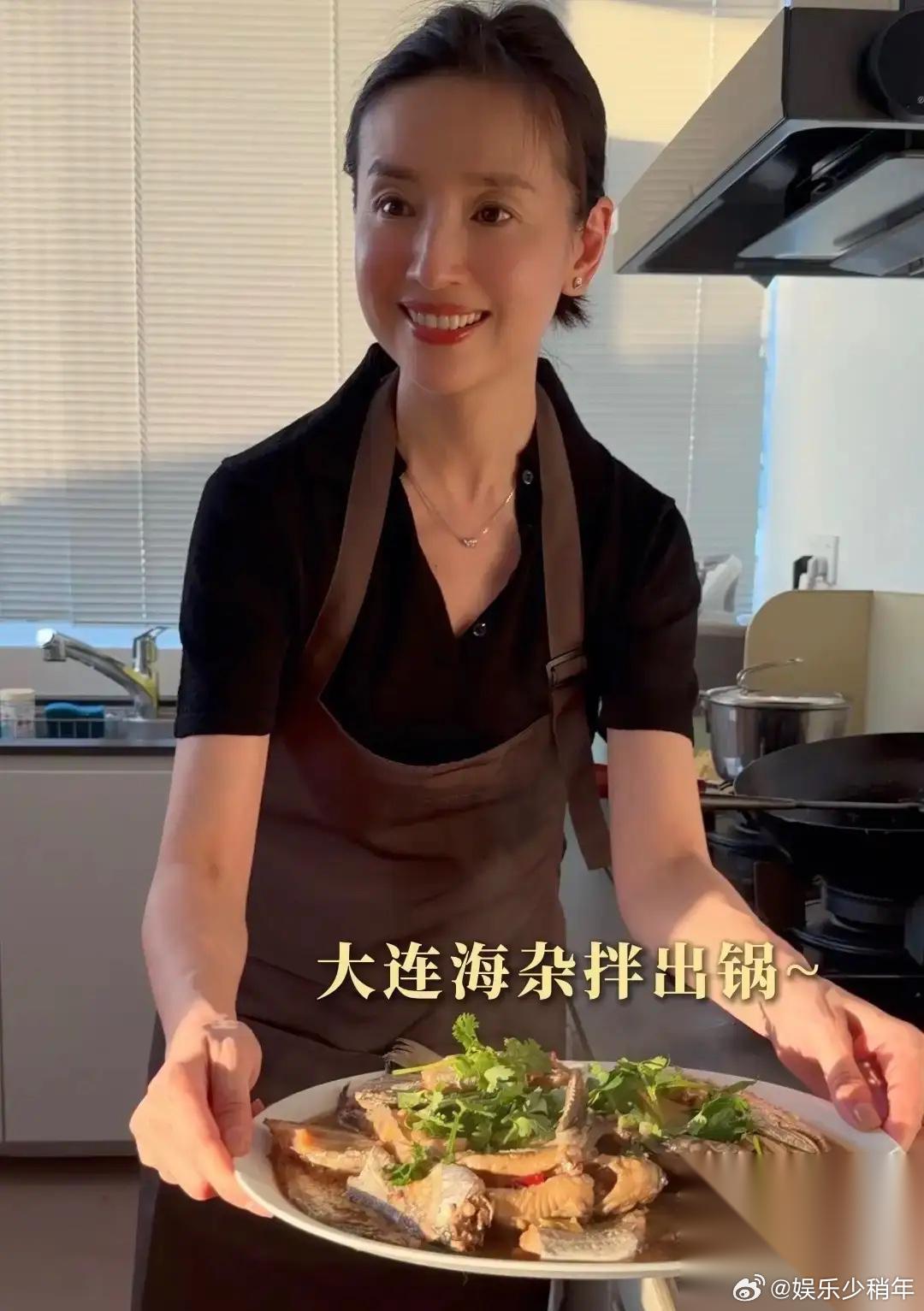 我奶奶不认识董洁，我拿照片给她看， 老太太一句话直接给我说愣了， 她说，这姑娘一