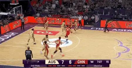 中国男篮内线支柱胡金秋真猖狂啊！在中国男篮对阵澳大利亚男篮的决赛中，胡金秋在内线