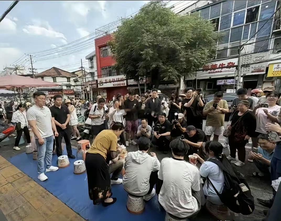 雷军吃个早餐被围观，连小学生都忍不住吐槽“怎么这么多人拍照”。这事上了热搜，看似