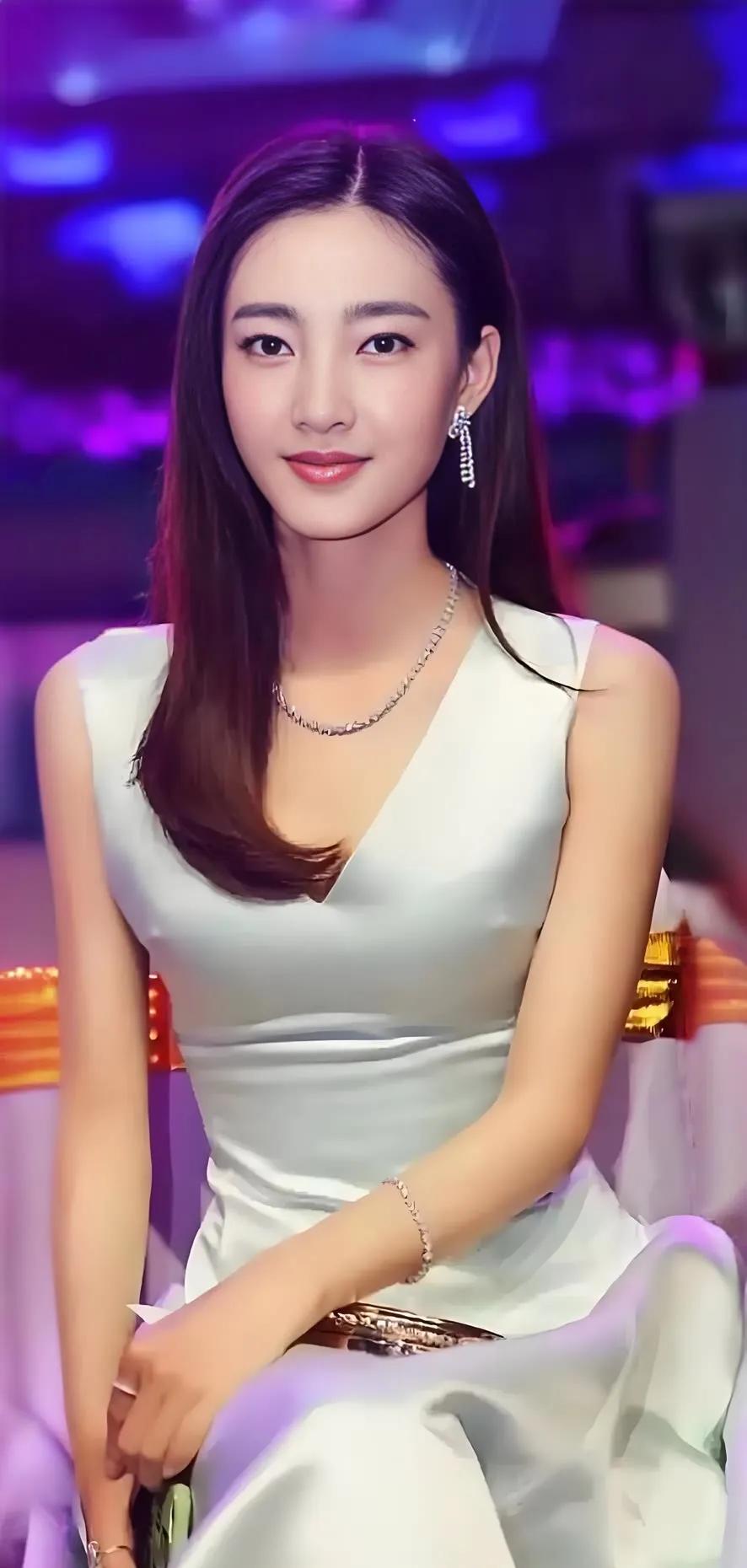 都说清水出芙蓉，说的大概就是王丽坤。
不用浓妆艳抹去抢风头，简简单单就很有味道。
