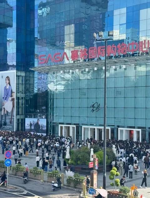 底线彻底撕破，不装了！
7月1日12时10分，西安雁塔区赛格国际购物中心负二楼发