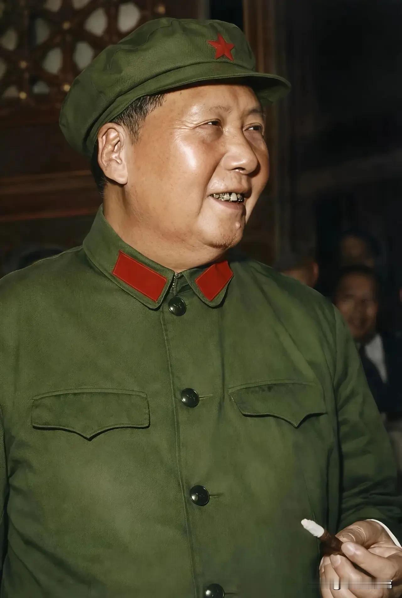 毛主席面带笑容，神情从容温和，手中夹着香烟，整体神态豁达沉稳。