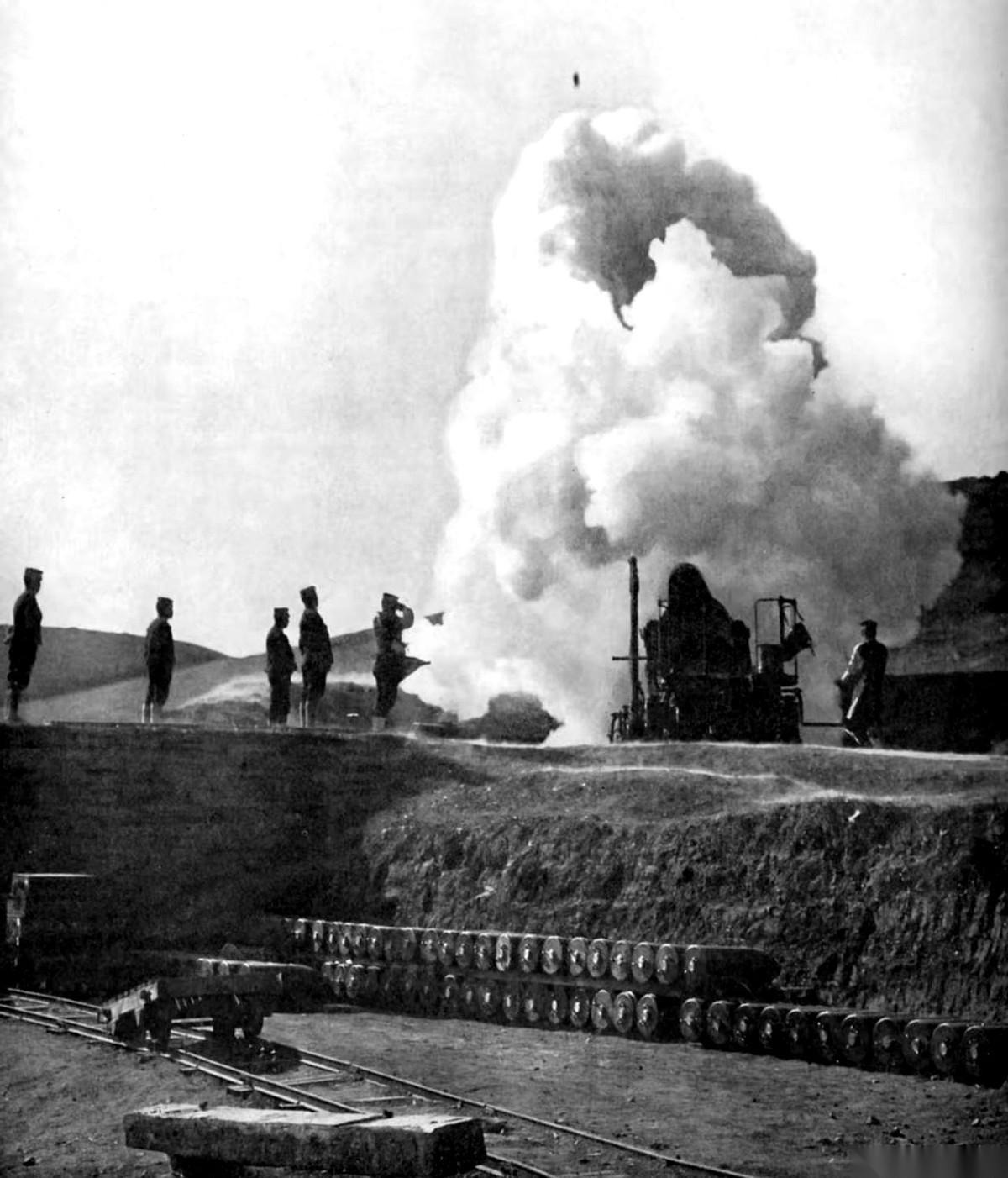 1904年旅顺要塞。日军400门火炮轮番轰炸，俄军躲在1.5米厚的混凝土碉堡里，