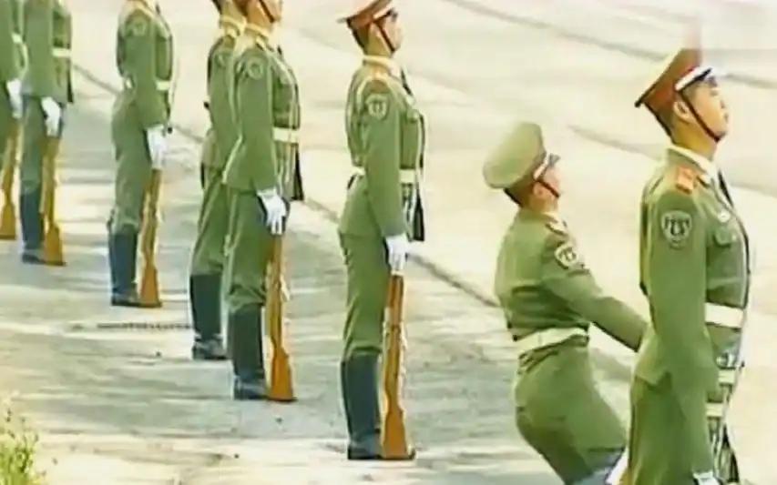 全世界都在盯着中国阅兵找失误，一名战士居然真的在直播镜头前轰然倒地，本该尴尬的场