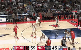 火箭新星阿门-汤普森完成生涯第一扣
北京时间10月13日，火箭与鹈鹕的季前赛进行