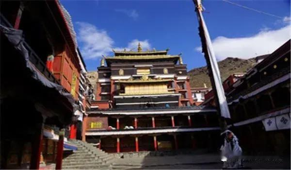 扎什伦布寺存放着创寺人根敦珠巴的肉体灵塔和历代班禅喇嘛的灵塔。灵塔中，最豪华的要