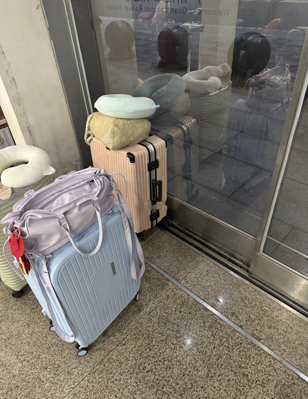 已经找到啦
谢谢各位宝宝们的关心已经找到啦
广州南站行李箱回家
有宝宝拿错行李箱