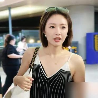 西装一穿就是雷厉风行的大嫂，露背装一上身就成了不知检点高叶在机场这身行头，算是把