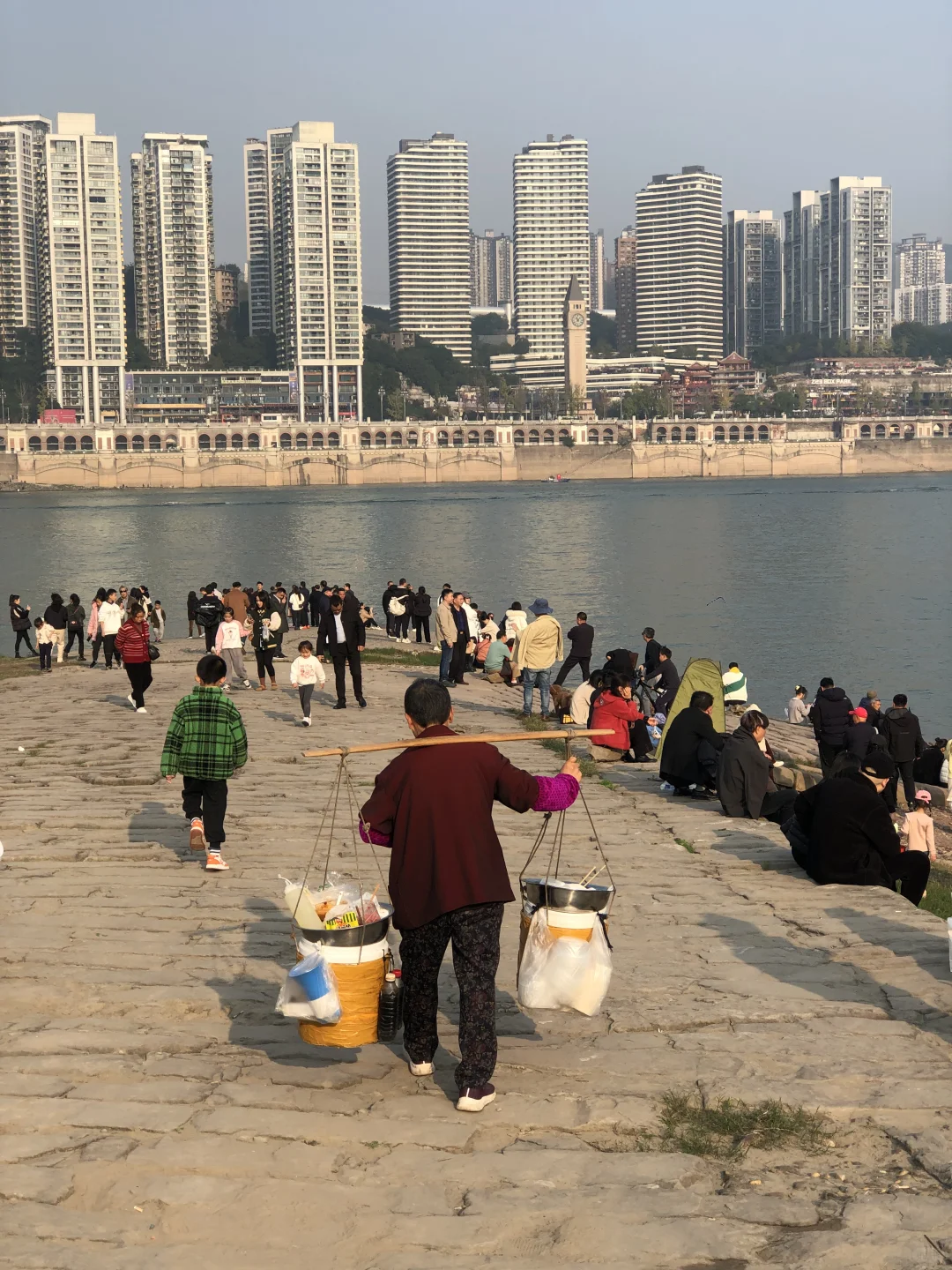 超级大喜讯，重庆本地人，终于收复了洪崖洞江滩！11月30日，星期六，重...