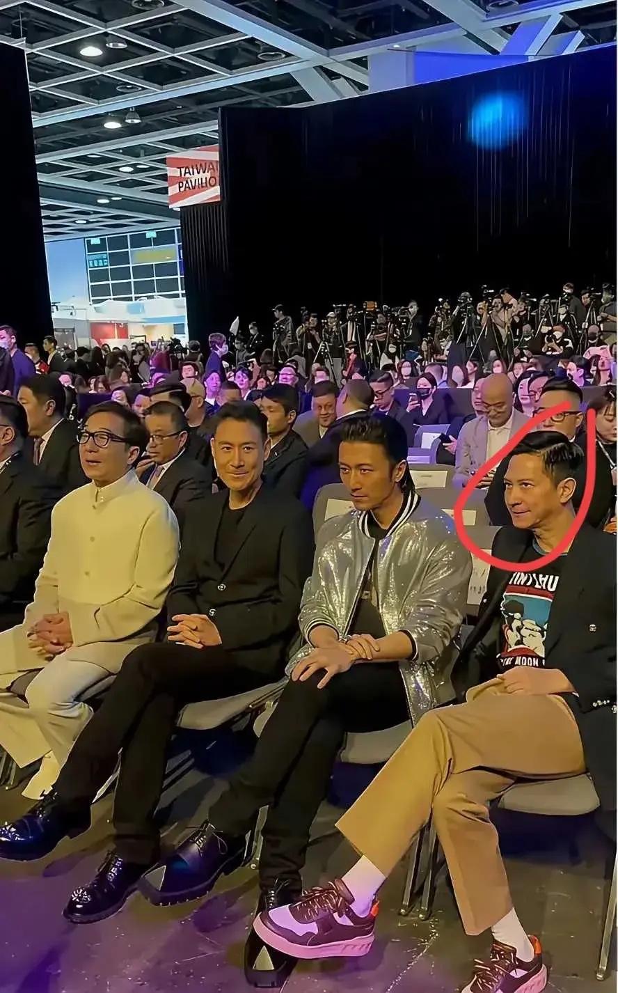成龙张学友谢霆锋我认识，这位男士是谁？也非常有气质