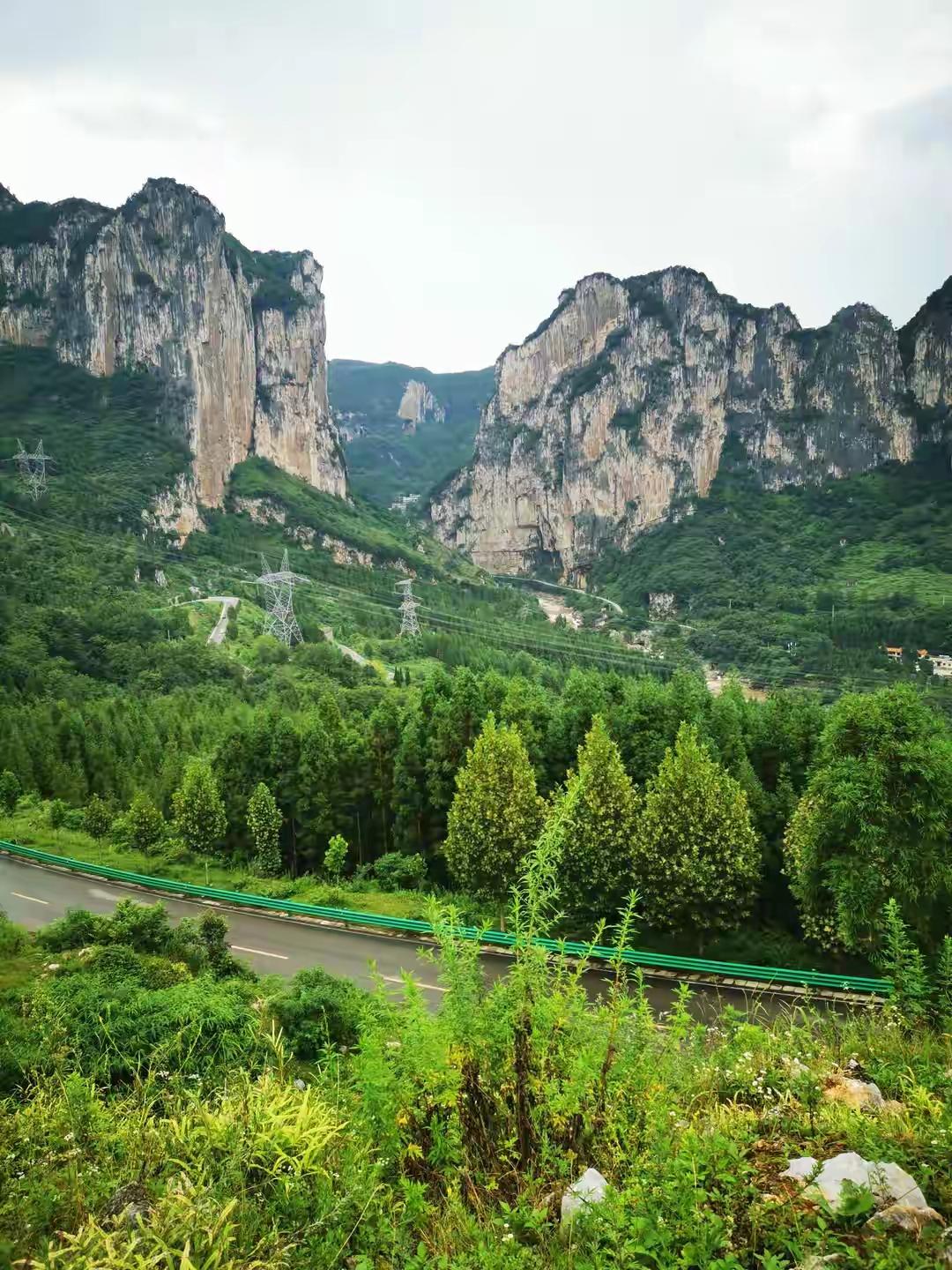 先烈用鲜血浇筑了这片秀美的江山，一代又一代人为伟大的祖国变得更好鞠躬尽瘁。希望我