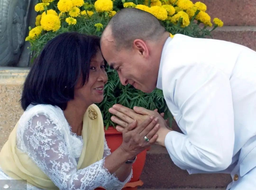 这是西哈莫尼国王20年前和姐姐帕花黛薇公主的合影。那时西哈莫尼国王已经50多岁了